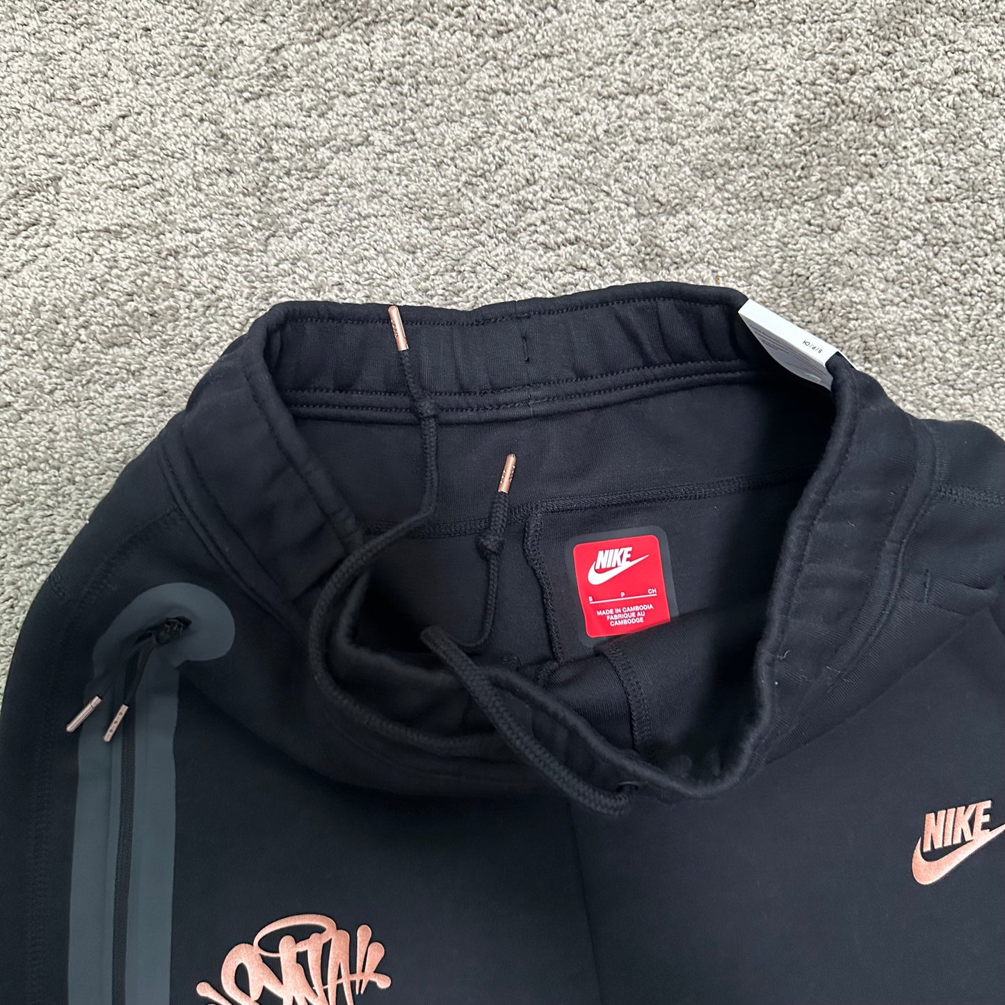 Conjunto Syna x Nike Tech Fleece