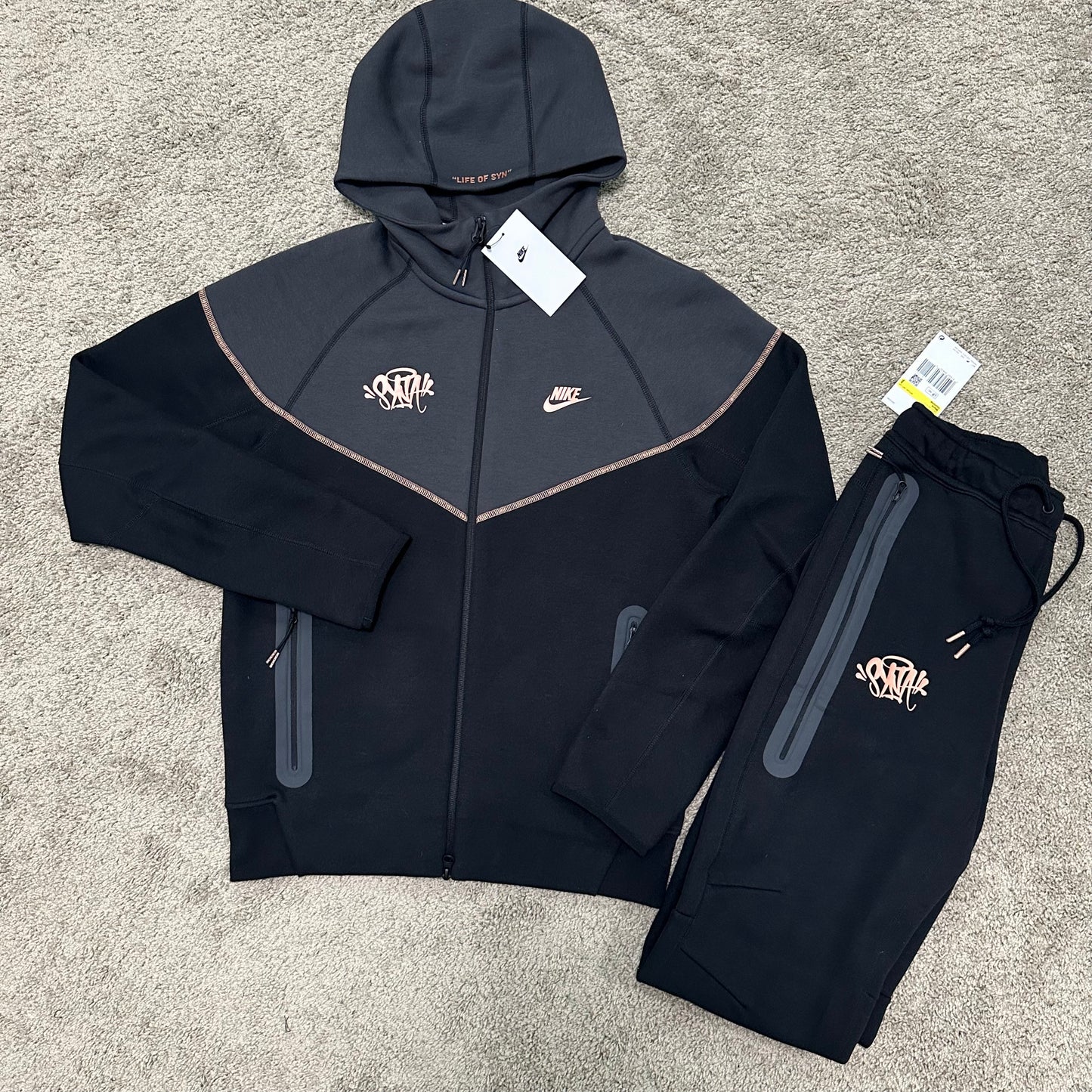 Conjunto Syna x Nike Tech Fleece