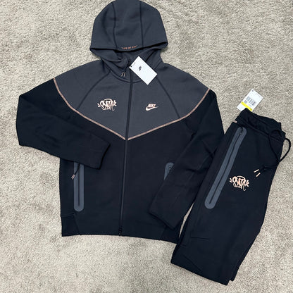 Conjunto Syna x Nike Tech Fleece