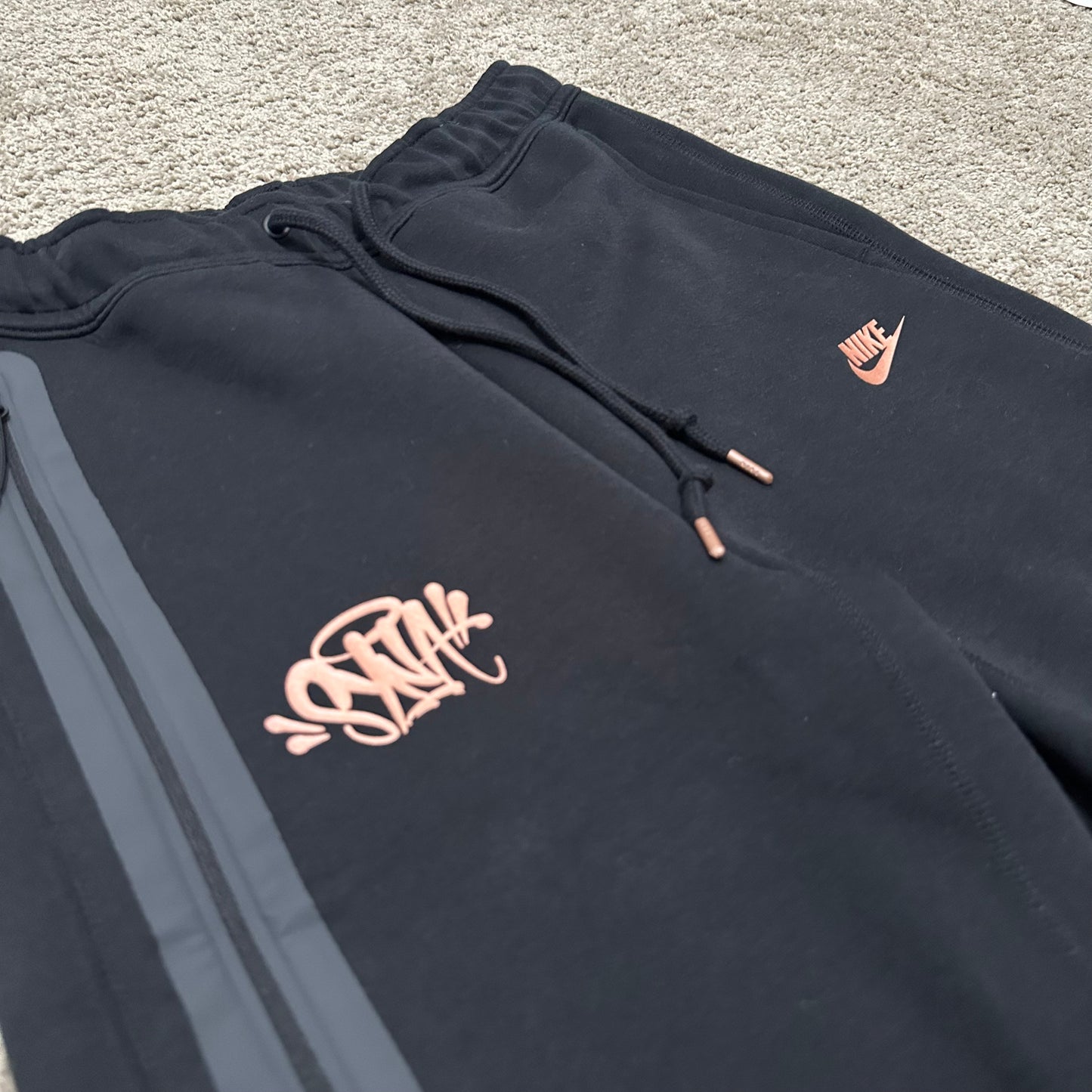 Conjunto Syna x Nike Tech Fleece
